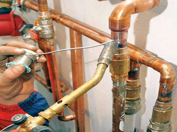 Quel tuyau choisir pour l'approvisionnement en eau: nous comprenons quels tuyaux sont les meilleurs et pourquoi