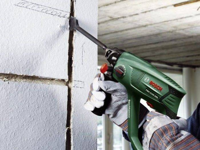 Comment et avec quoi abandonner les murs pour le câblage: briefing sur les travaux de construction