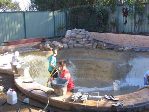 Construire une piscine fixe de vos propres mains