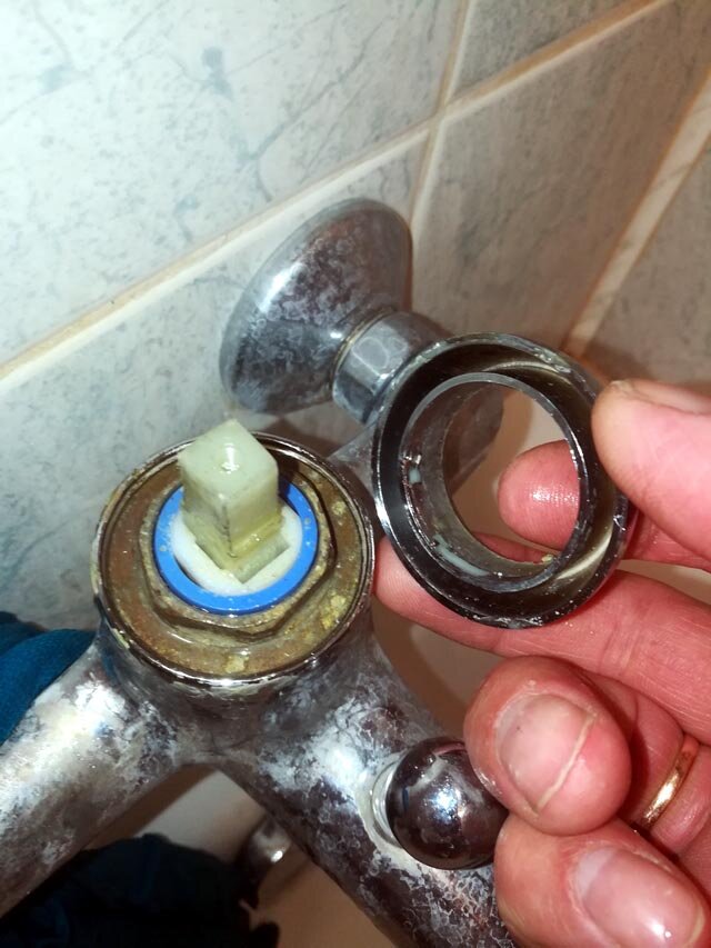 Comment changer le robinet de la cuisine de vos propres mains étape par étape: règles détaillées pour remplacer l'équipement avec une photo