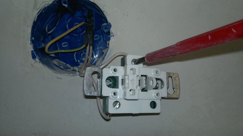 Comment démonter un interrupteur pour réparation ou remplacement
