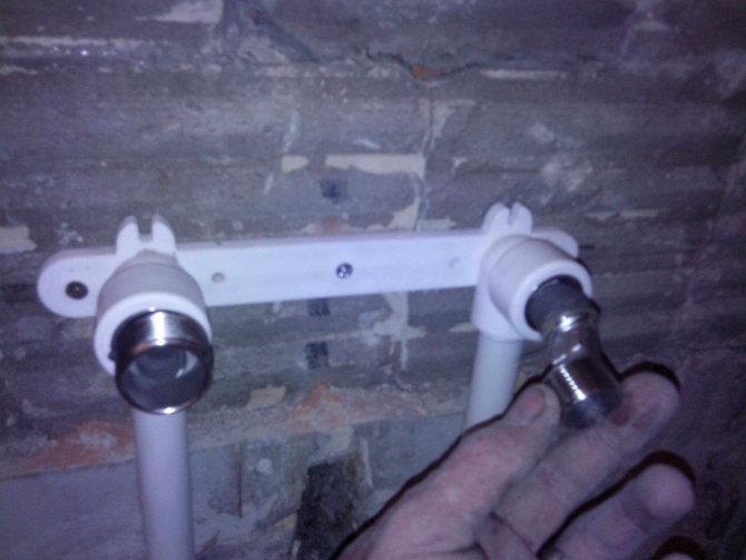 Comment installer un robinet de salle de bain au mur