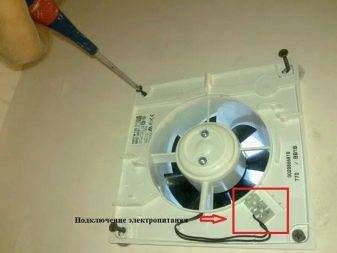 Installer un ventilateur d'extraction à faire soi-même dans la salle de bain