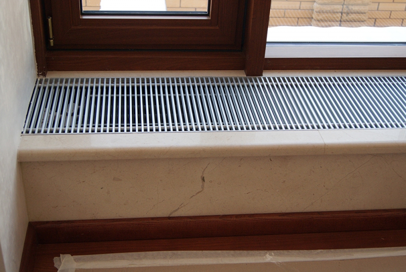 Convecteur dans le rebord de la fenêtre - un moyen d'éliminer la buée sur les fenêtres