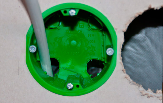 3 façons de déplacer soigneusement l'interrupteur d'éclairage vers un endroit pratique sans fermeture