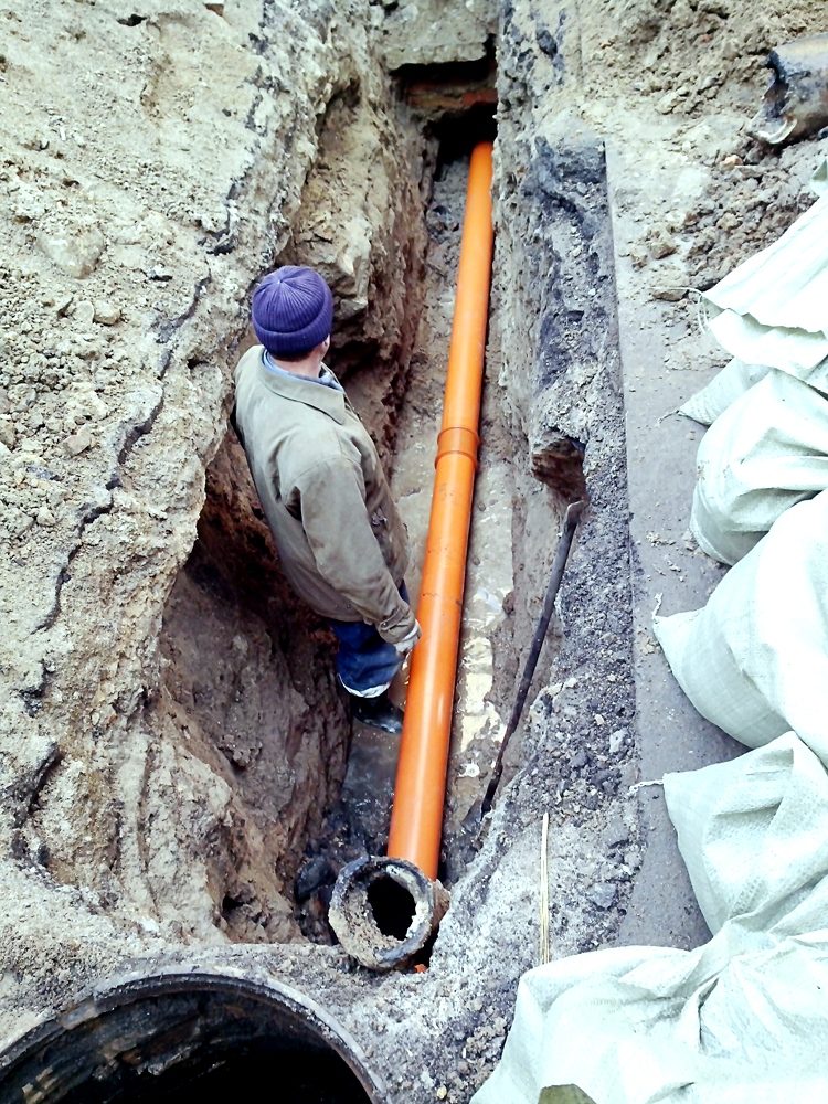 Comment poser des tuyaux d'égout dans une maison privée: schémas, règles de pose des tuyaux + étapes d'installation