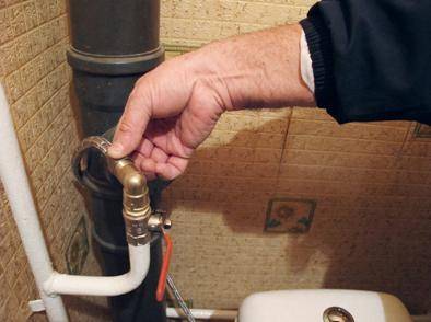 Comment remplacer une cuvette de toilettes: démonter l'ancienne et en installer une nouvelle de vos propres mains