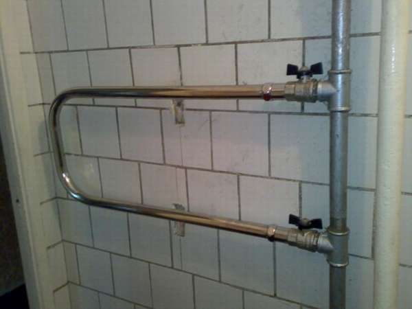 Transférer un sèche-serviettes sur un autre mur de la salle de bain : instructions d'installation