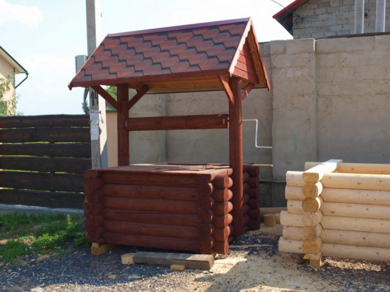 Puits à faire soi-même à partir d'anneaux en béton: eau et pierre