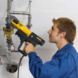 Pince à sertir pour tubes métal-plastique : comment choisir + mode d'emploi