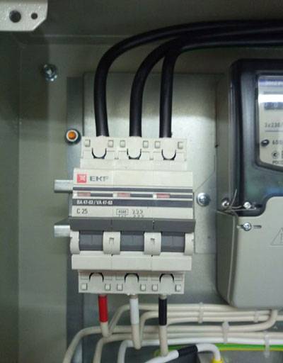 Calibres des disjoncteurs pour le courant: comment choisir la bonne machine