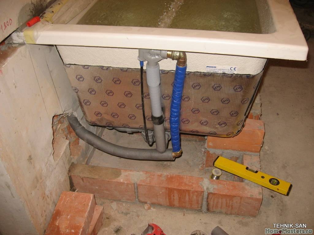 Installer un bain en acrylique de vos propres mains sur des briques et un cadre en métal: caractéristiques du travail