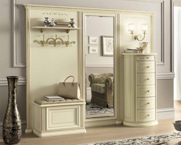 5 façons de sélectionner avec succès des meubles pour agrandir visuellement le couloir