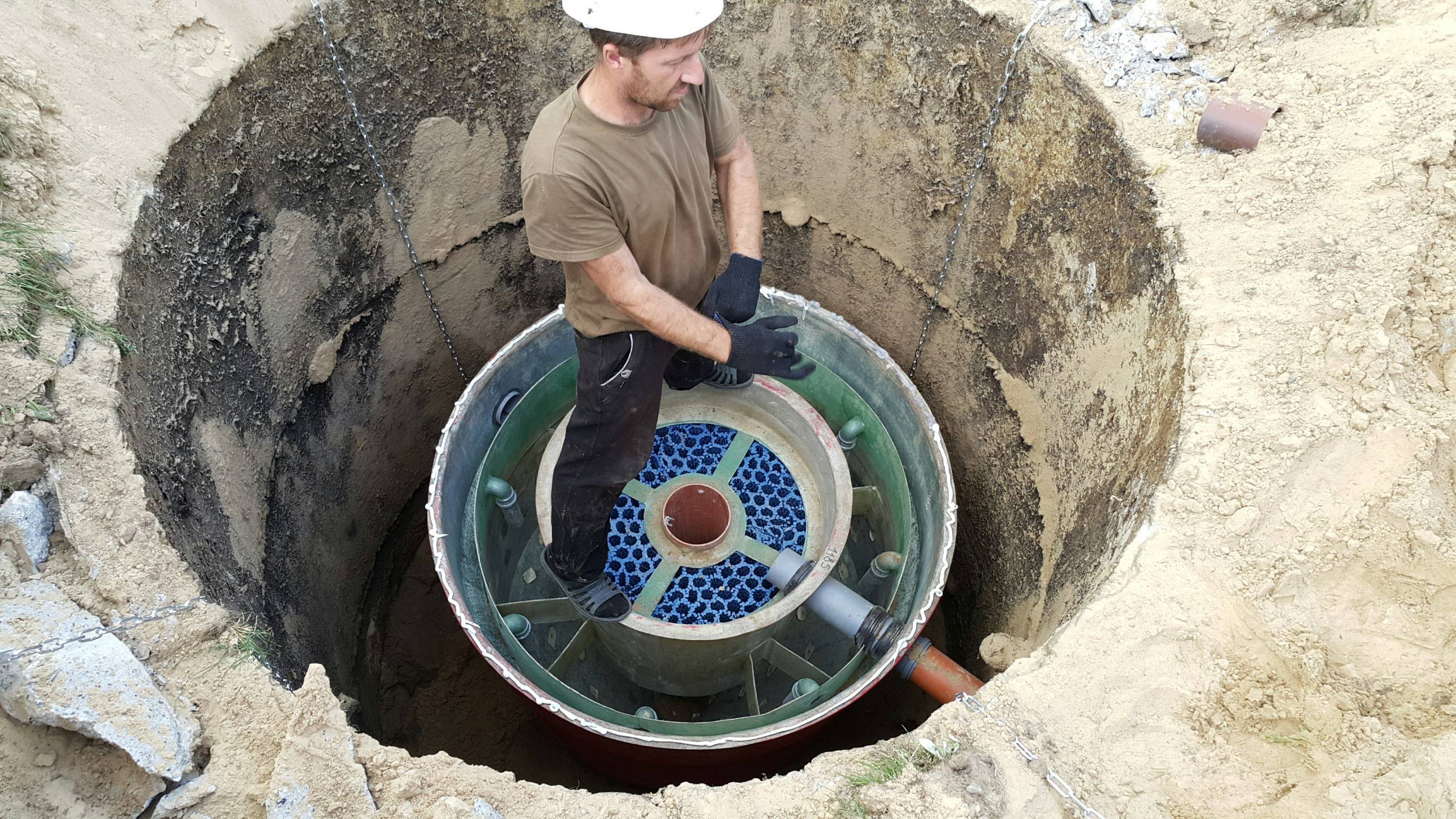 Insertion dans une fosse septique en béton : étanchéité avec un insert plastique - point j