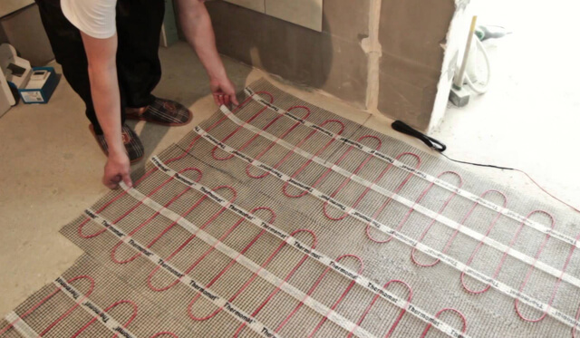 Comment faire un sol chaud dans la salle de bain: avez-vous besoin d'un sol chauffant à faire soi-même sous le carrelage, de l'eau de l'eau chaude, de l'isolation, de l'installation, de l'appareil, de la photo et de la vidéo