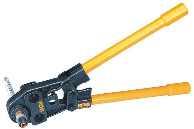 Pince à sertir pour tubes métal-plastique : comment choisir + mode d'emploi