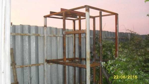 Douche d'été chauffée à faire soi-même: instructions de construction étape par étape