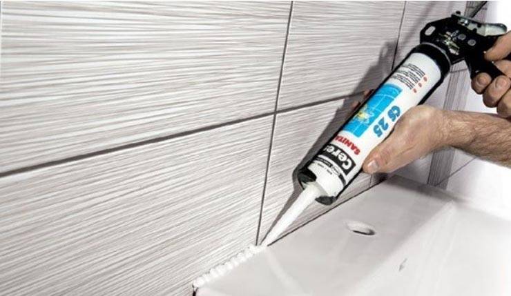 Comment enlever rapidement l'ancien scellant dans la salle de bain?