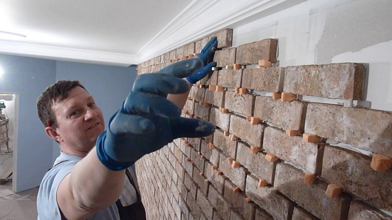 Imitation d'un mur de briques pour la décoration intérieure - conseils pour le faire vous-même à partir de carreaux, de plâtre et d'autres matériaux