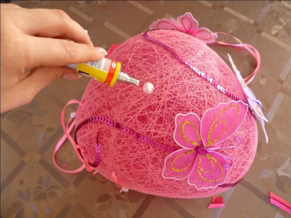 7 façons de fabriquer un lustre design à partir de choses toujours à portée de main