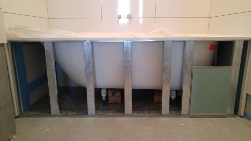 Comment installer un écran sous la baignoire - trucs, astuces, options d'installation