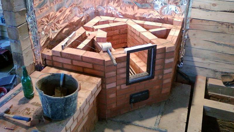 Cheminée à faire soi-même en briques: comment faire une mini cheminée en brique, schéma de maçonnerie, commander une cheminée classique, types