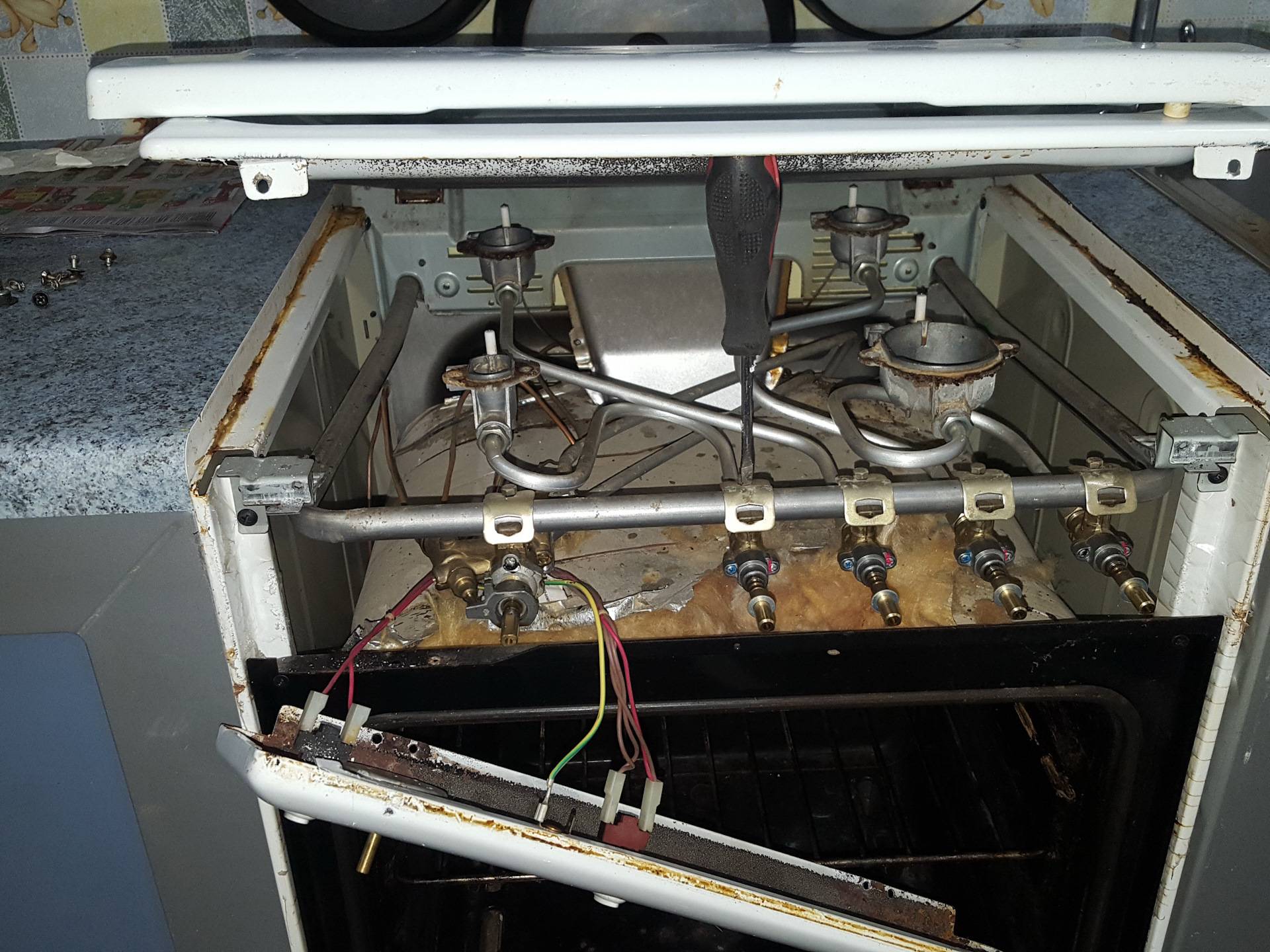 Pourquoi la cuisinière à gaz ne tient pas la flamme, le four s'éteint et le brûleur s'éteint : diagnostic des pannes et leur réparation