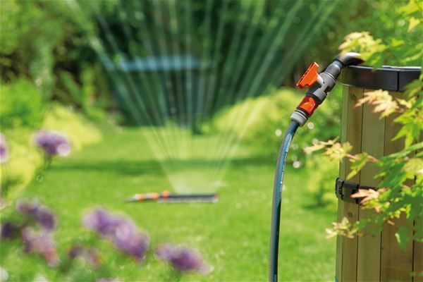 Schéma d'approvisionnement en eau avec un réservoir de stockage. nous choisissons une pompe à baril pour arroser le jardin et le potager à partir de réservoirs de stockage