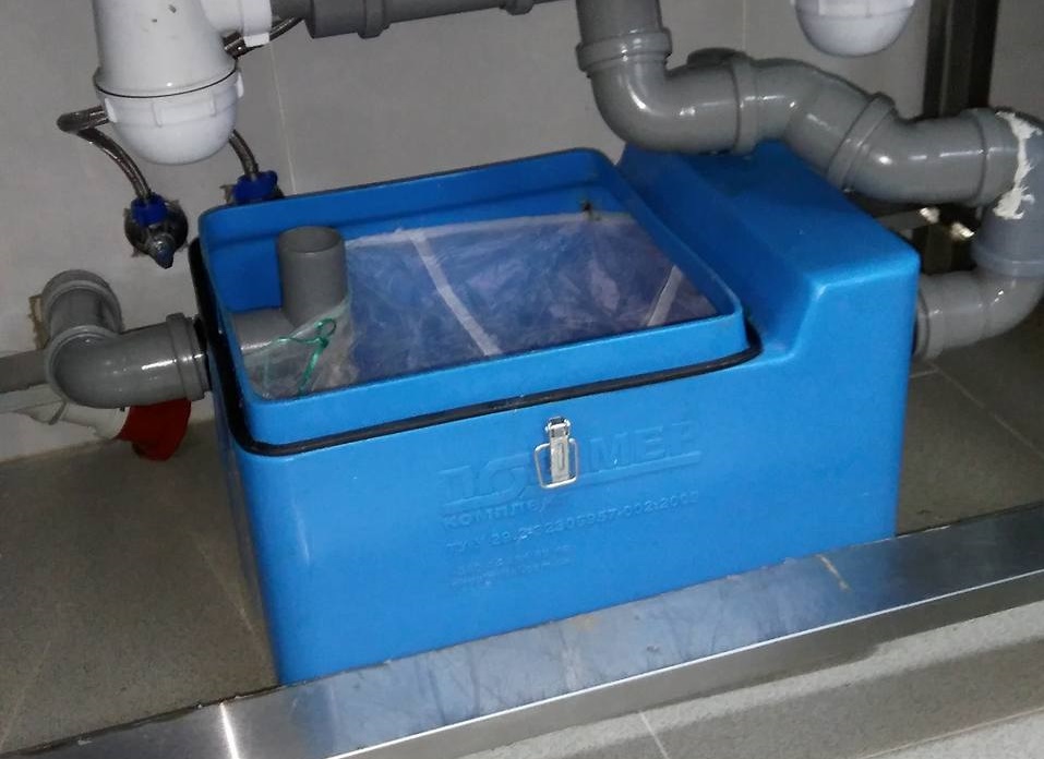 Piège à graisse pour les égouts de la salle à manger: comment ça marche, appareil, avantages