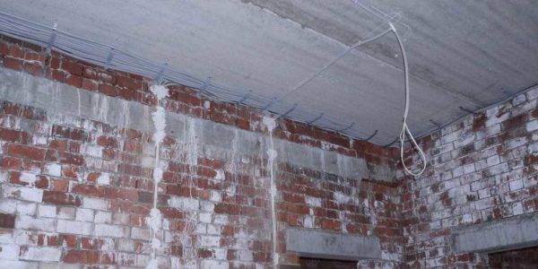 Comment installer des tuyaux de ventilation: technologies de montage pour la fixation aux murs et aux plafonds