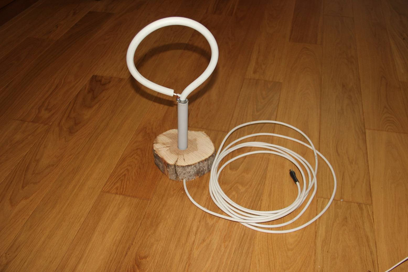 Antenne pour la télévision numérique à partir d'un câble: une option de chambre simple à faire soi-même en 5 minutes