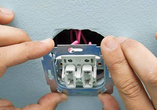 Comment installer une prise dans une cloison sèche: règles d'installation et conseils pour installer une prise