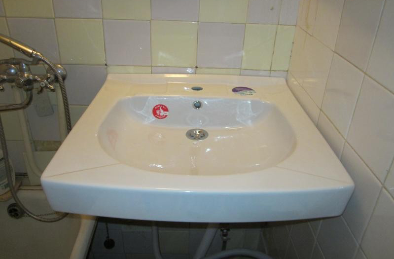 Le processus d'installation d'un évier sur une machine à laver par étapes