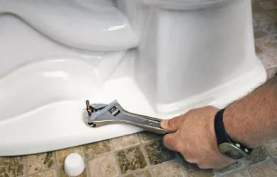 Façons de fixer les toilettes au sol