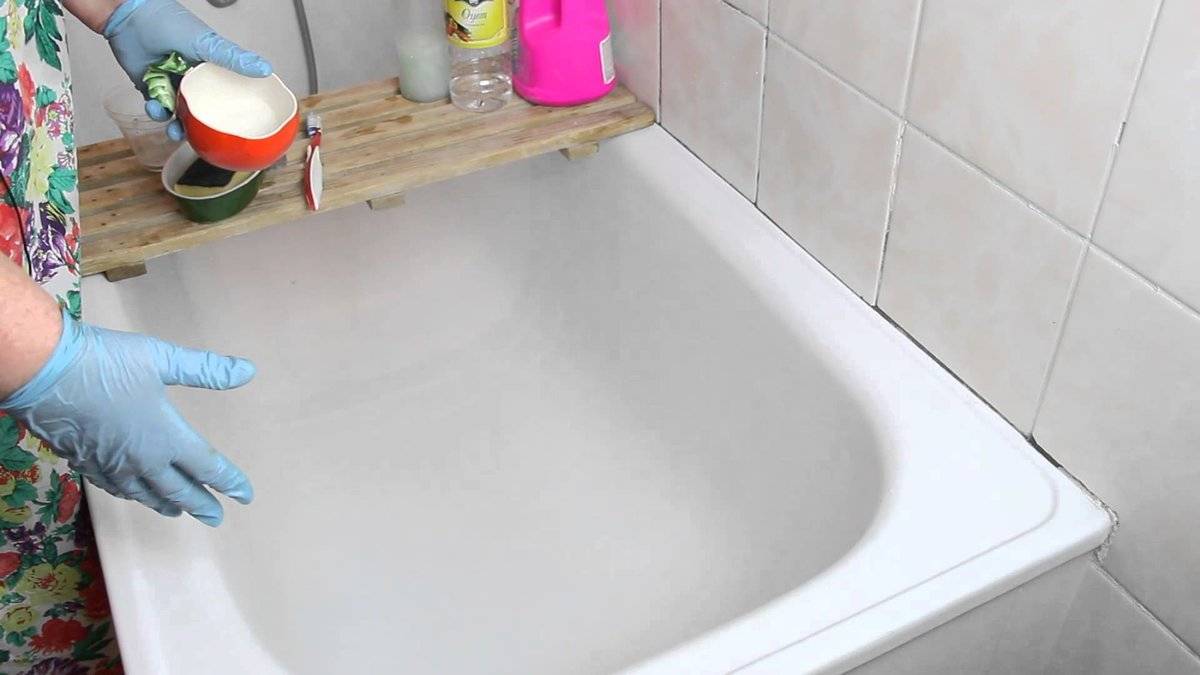 Comment nettoyer le bain à la maison: un aperçu des remèdes populaires