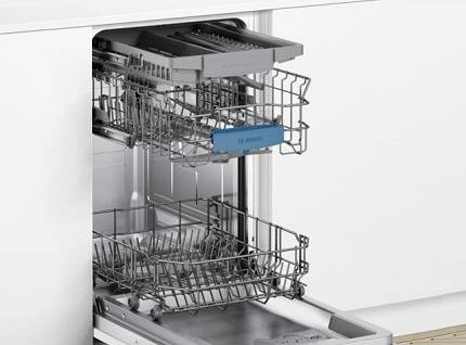 Vue d'ensemble du lave-vaisselle Bosch SPV47E30RU: quand peu coûteux peut être de haute qualité