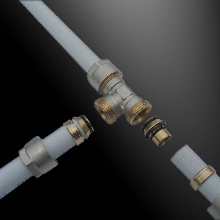 Raccordement de tuyaux en plastique à des tuyaux métalliques: une analyse des meilleures méthodes et des nuances d'installation