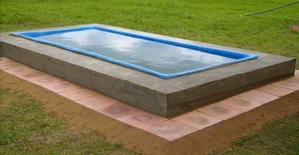 Comment faire une piscine dans le pays de vos propres mains: les meilleures options et master classes