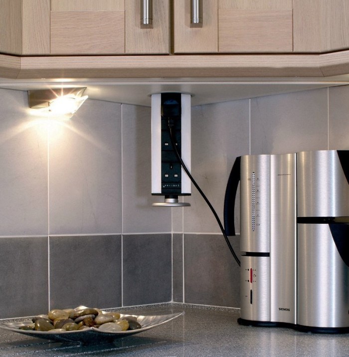 Prises rétractables pour la cuisine dans le comptoir