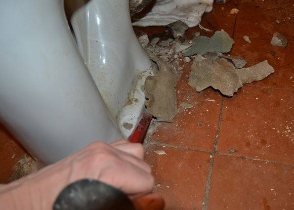 Comment remplacer une cuvette de toilettes: démonter l'ancienne et en installer une nouvelle de vos propres mains