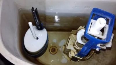 Trop-plein d'eau dans la cuvette des toilettes avec raccordement par le bas