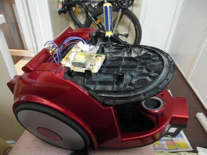 Réparation d'aspirateur Samsung à faire soi-même : causes courantes de dysfonctionnements + comment les réparer