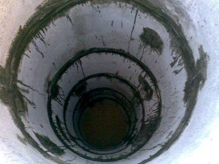 Comment puis-je trouver de l'eau sur le site pour le puits