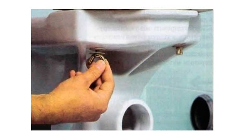 Fixation du couvercle des toilettes : comment retirer l'ancien et installer le nouveau correctement