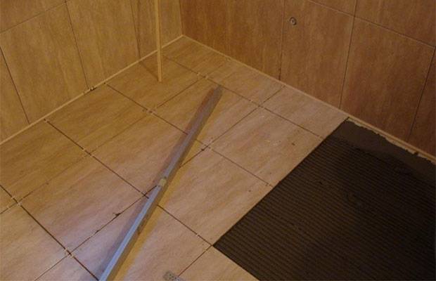 Salle de bain dans une maison en bois: règles d'aménagement et finitions