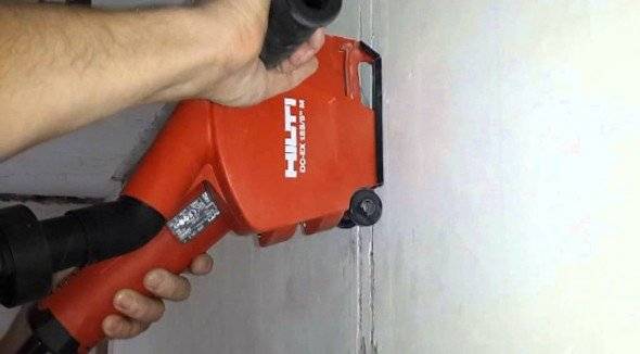 Comment et avec quoi abandonner les murs pour le câblage: briefing sur les travaux de construction