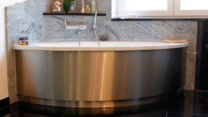 Comment faire un écran miroir sous la baignoire: instructions étape par étape