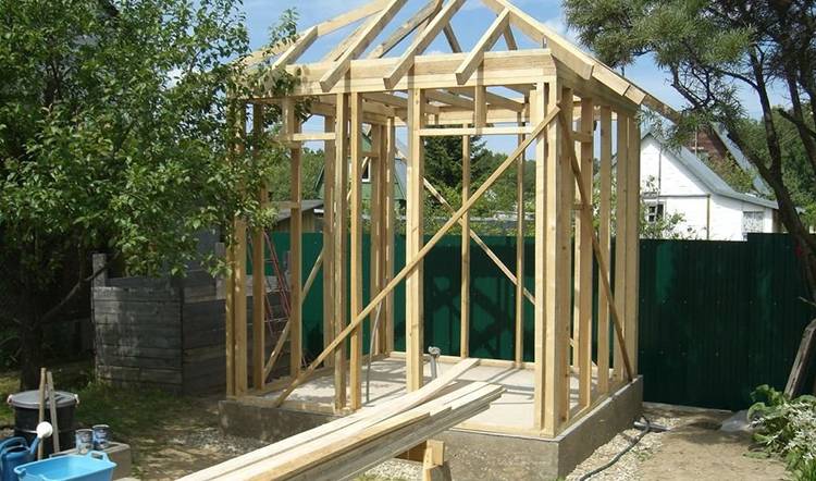 Douche d'été chauffée à faire soi-même: instructions de construction étape par étape