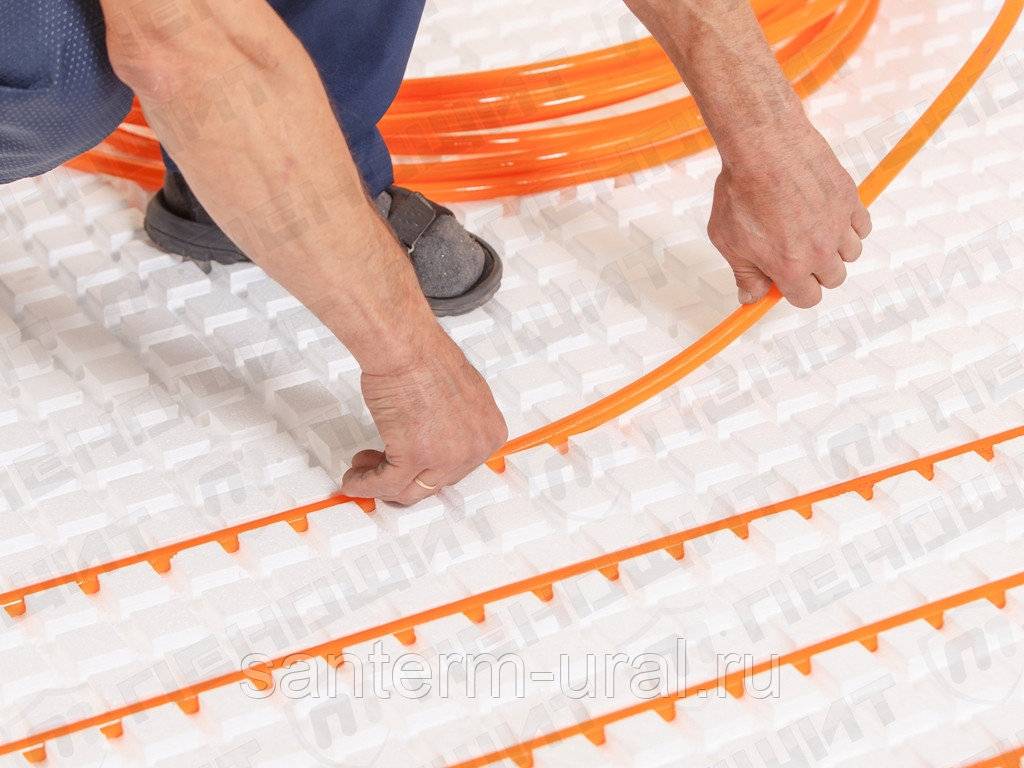 Tapis pour un sol à eau chaude: types, comment choisir, installation et installation