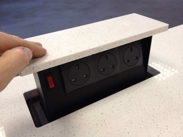 Prises rétractables pour comptoirs : comment et où installer